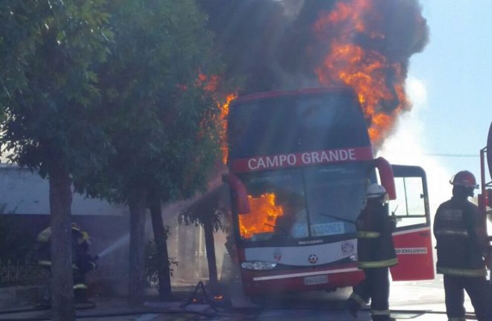 Impresionante incendio de un colectivo en Arroyito: no hubo heridos