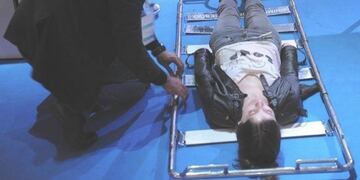 El doctor mendocino Alejandro Suvire, en una de las demostraciones sobre la funcionalidad de la Camilla Inteligente\u002E