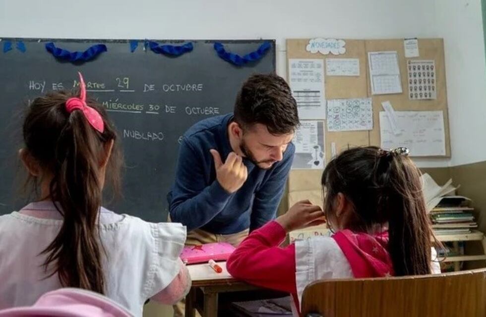Vuelta a clases: el joven sordo que se dedica a enseñar a niños hipoacúsicos en Beccar