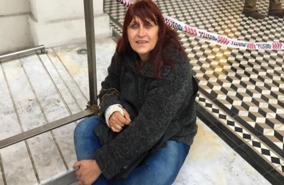 Madre se encadenó a la puerta de Iapos para pedir que internen a su hijo adicto a las drogas