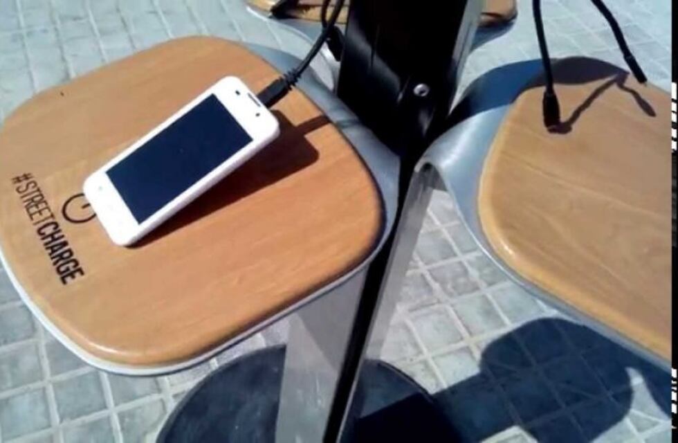 Colocarán estaciones solares en las plazas para cargar celulares