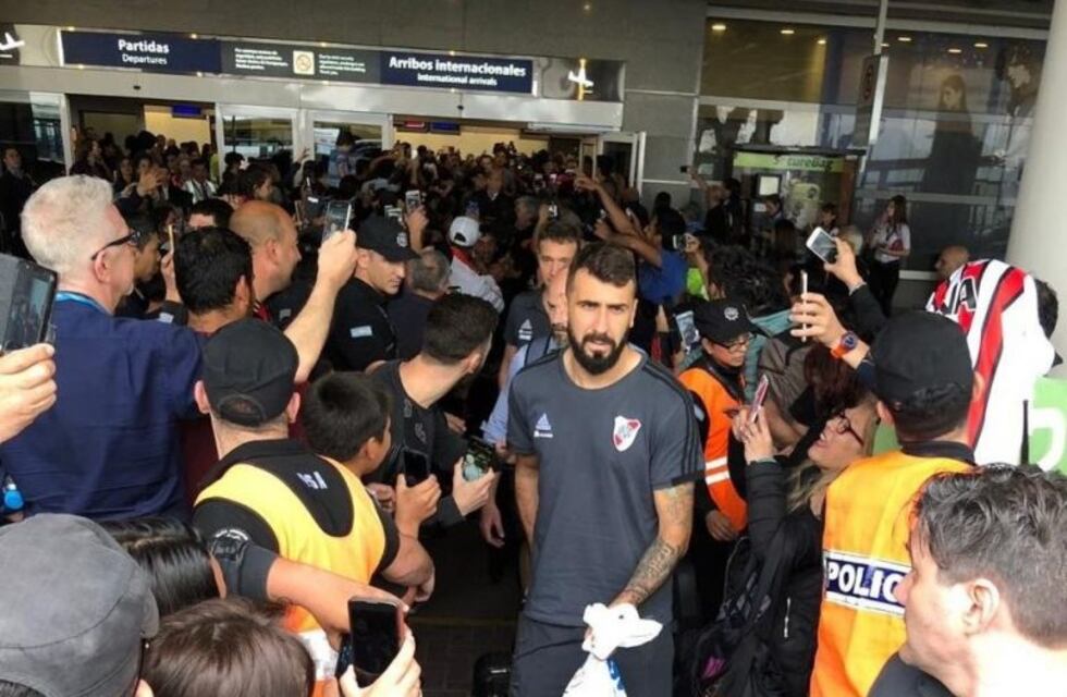Una multitud recibió a River en Aeroparque