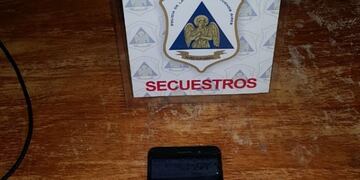 Celular secuestrado por amenaza de bomba en escuela de La Plata\u002E