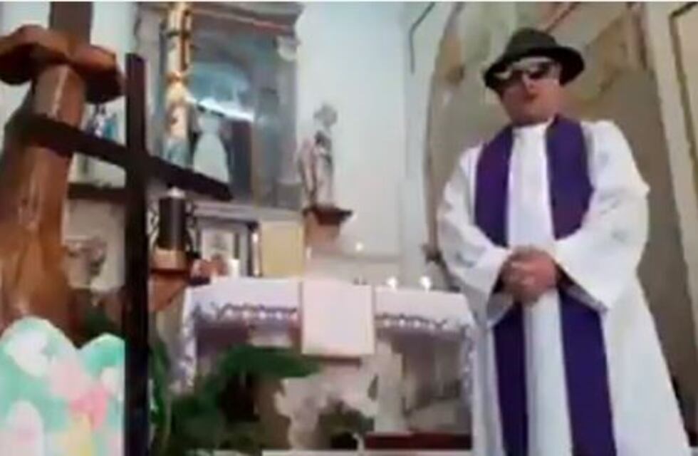 Un cura ofreció una misa vía streaming pero se olvidó a desactivar los filtros