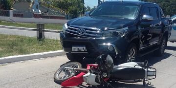 Un hombre falleció cuando su moto fue embestida por una camioneta
