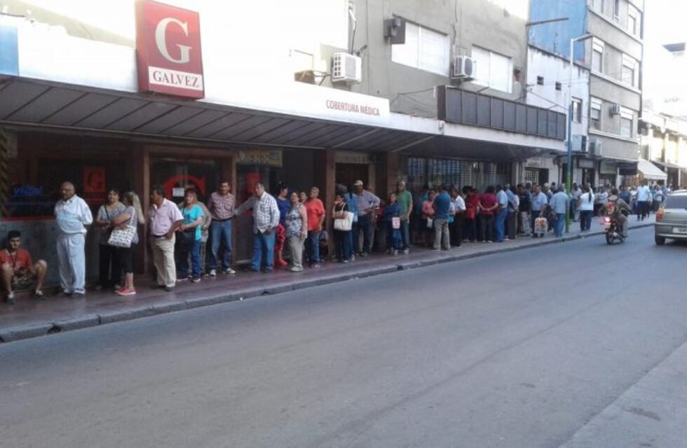 Largas colas en los bancos para cobrar el bono navideño a jubilados y beneficiarios de asignaciones