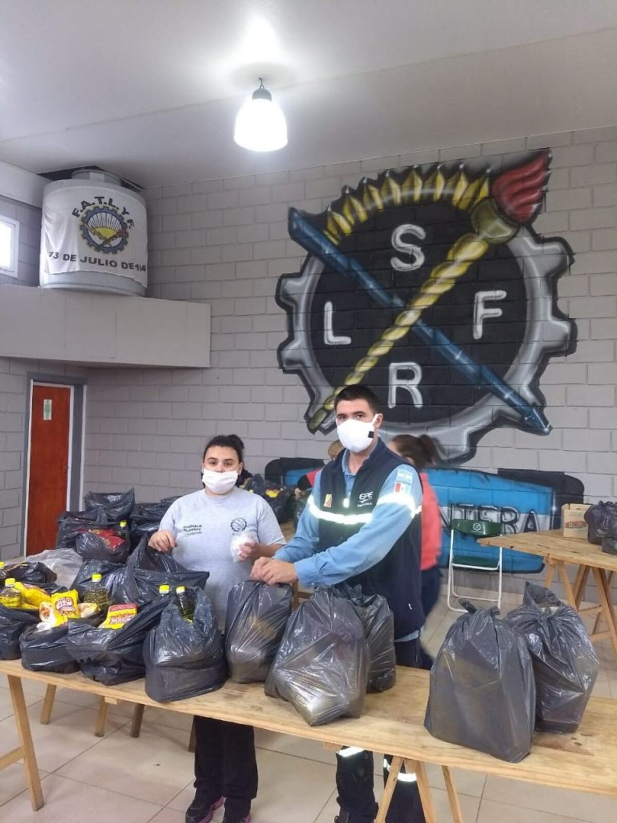 Entrega de bolsones alimentarios de Luz y Fuerza