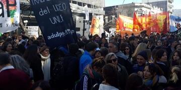 Abrazo simbólico en el Rectorado de La Plata\u002E