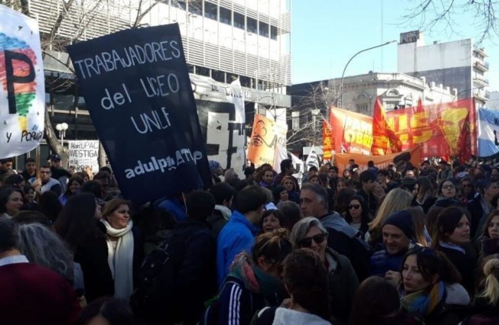 Abrazo simbólico al Rectorado de la UNLP