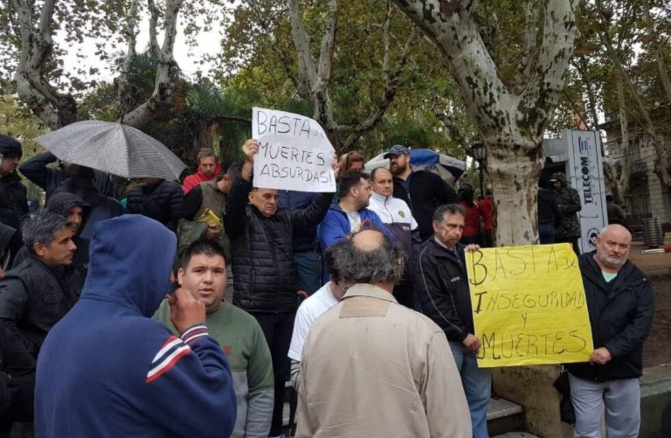 Familiares de taxistas pidieron más seguridad y justicia frente a la Municipalidad