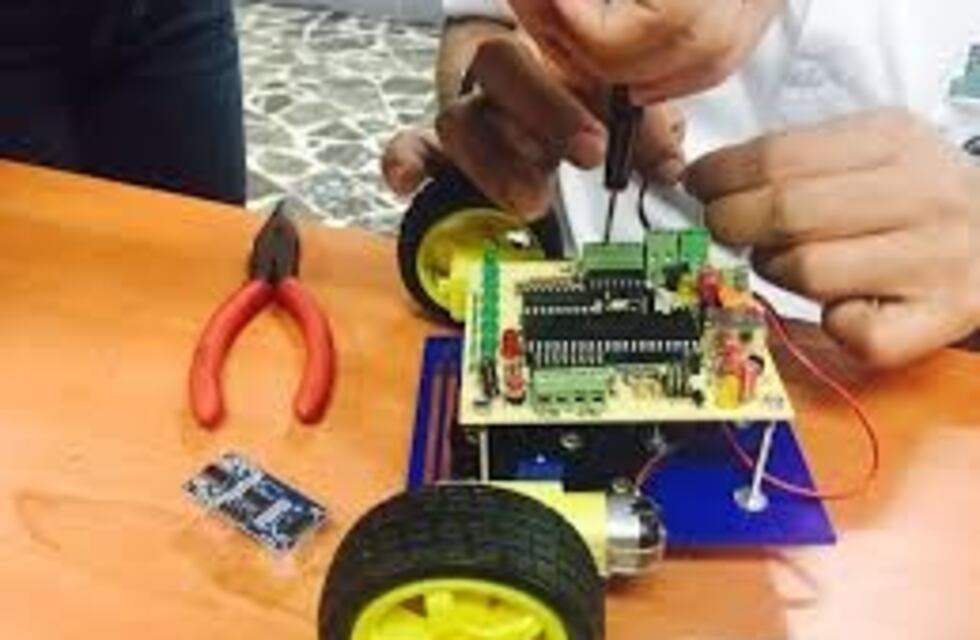 Taller de robótica orientado a niños y adolescentes