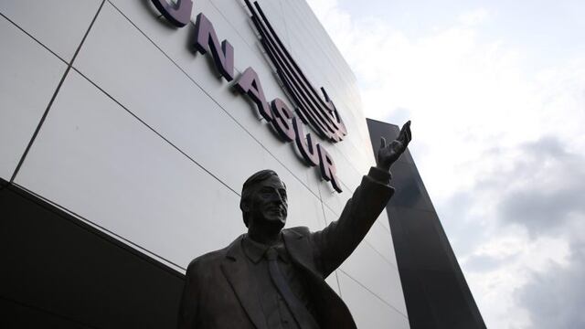 La estatua de Néstor Kirchner en UNASUR\u002E EFE/ José Jácome