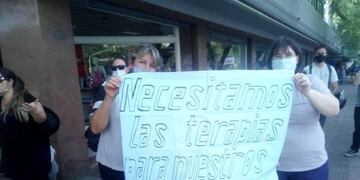 Manifestación de madres por la reapertura de entidades para tratar a personas con discapacidad