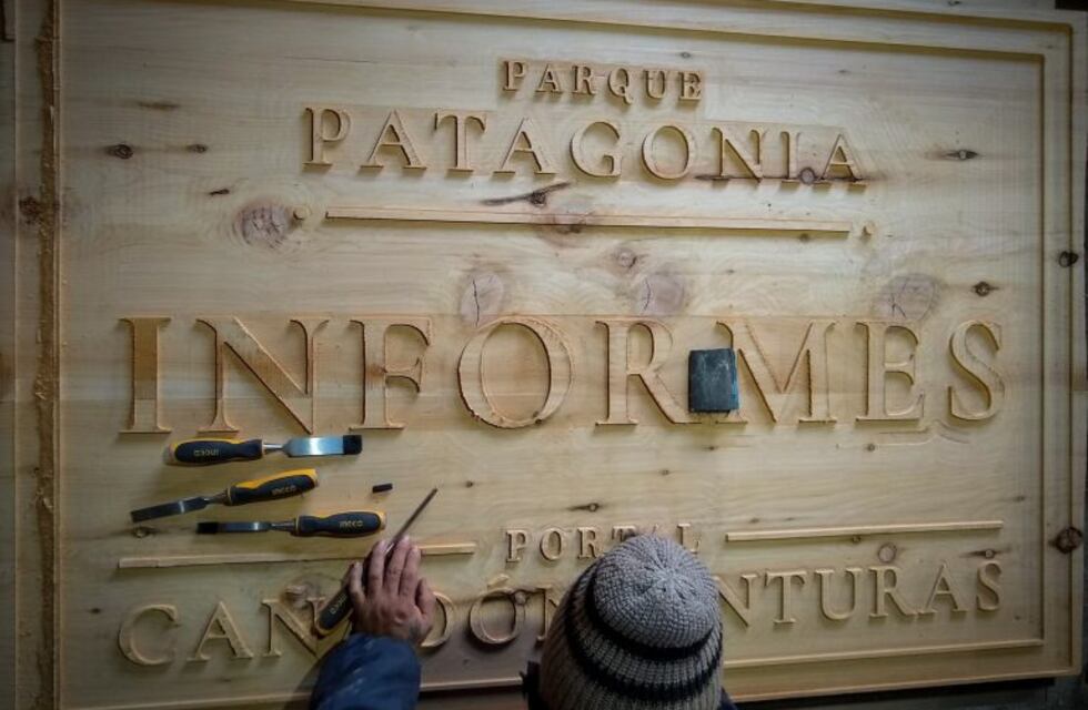 El carpintero de la cartelería del Parque Patagonia