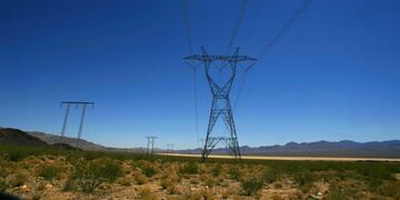 Electric towers and power lines cross the proposed site of a BrightSource Energy solar plant near Primm, Nev\u002E on July 14, 2010\u002E The presence of existing towers make the area a prime site for solar development\u002E (AP Photo/Laura Rauch) Primm  torres eléctricas y líneas eléctricas zona destinada a la energia solar