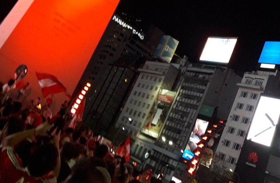 Independiente campeón sudamericano: el Obelisco se tiñó de rojo