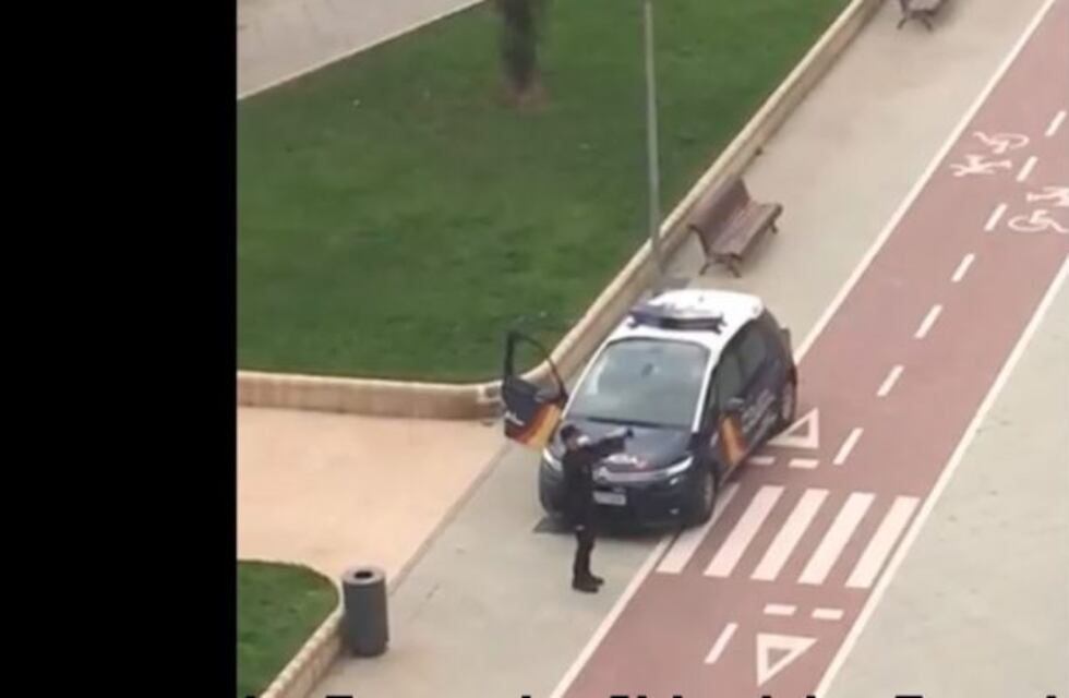 Policía de España entretuvo a personas en cuarentena con el "chuchuua" de Piñón Fijo