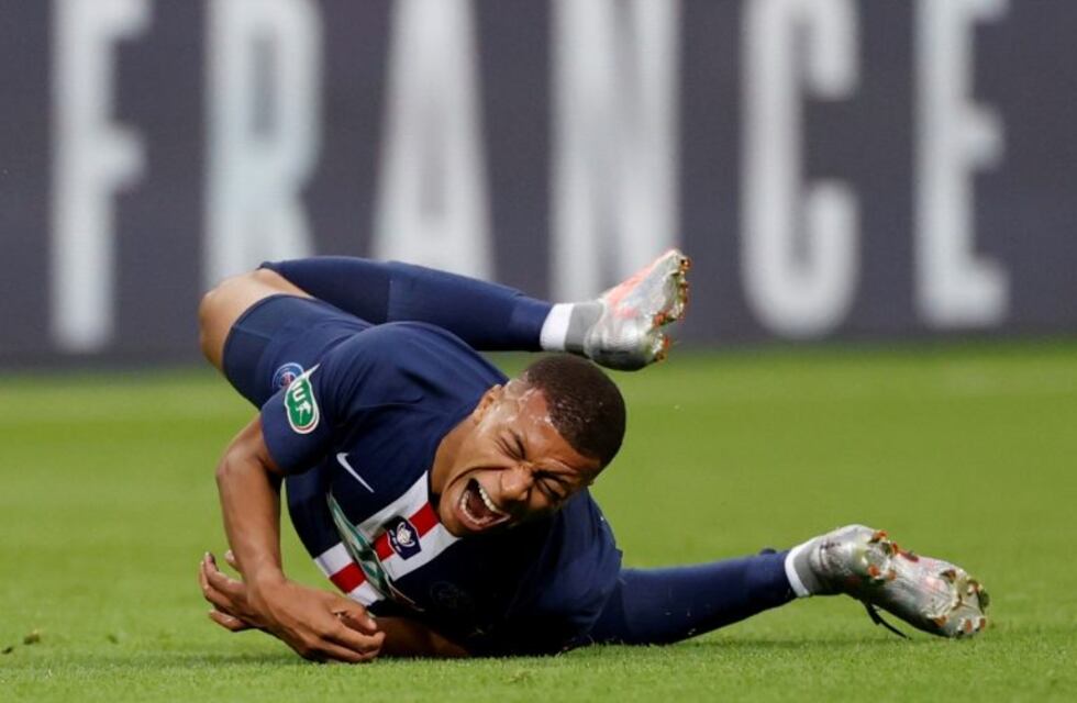 Paris Saint Germain levantó la Copa de Francia pero se lesionó Mbappé y se retiró en muletas