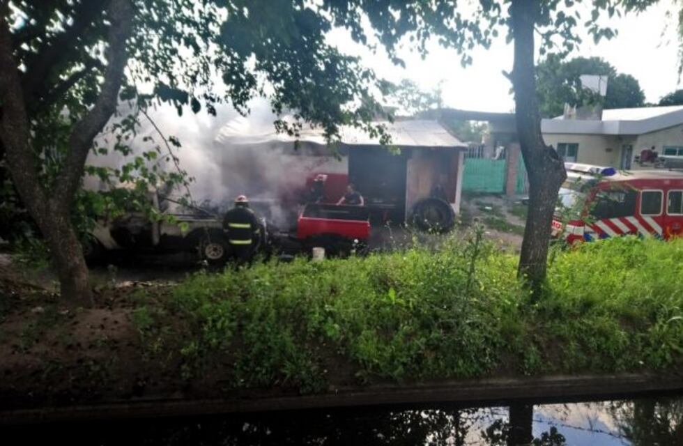 Relato salvaje: discutieron, y le prendió fuego a la camioneta