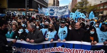 Docentes de Córdoba marcharon hacia el Centro Cívico reclamando incremento salarial.