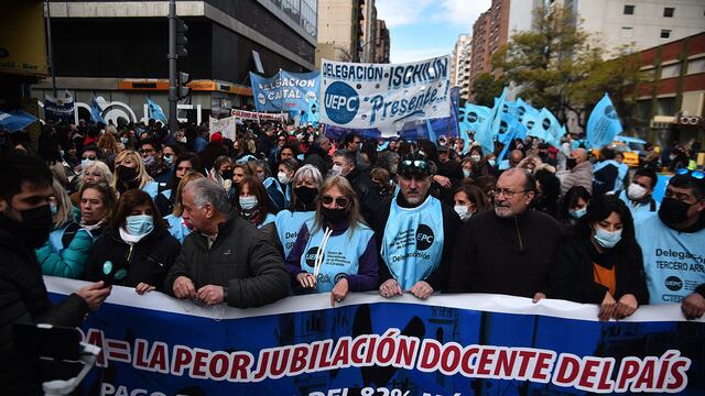 Docentes de Córdoba marcharon hacia el Centro Cívico reclamando incremento salarial.