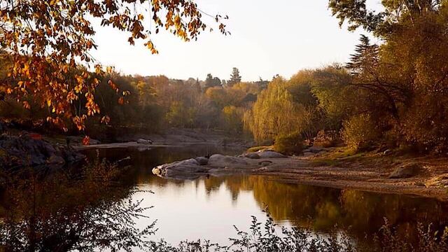 Paisaje de Villa Carlos Paz en otoño.