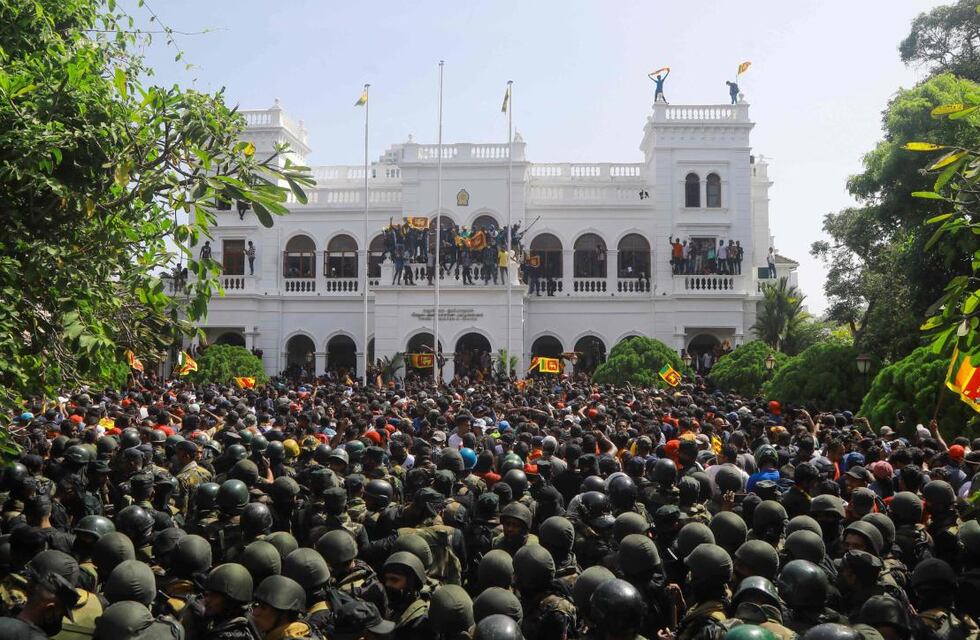 El presidente de Sri Lanka huye sin renunciar y el caos aumenta: una multitud asalta la oficina del primer ministro