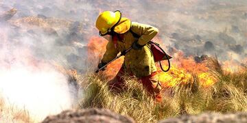 Bomberos trabajando en la Quebrada del Condorito (archivo).