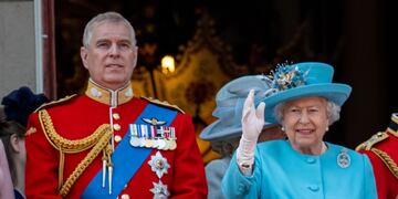 El príncipe Andrés junto a la Reina Isabel II.