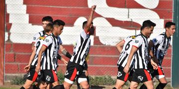 Peñarol goleó y se afirma como puntero. Perdió uno sólo partido de nueve.