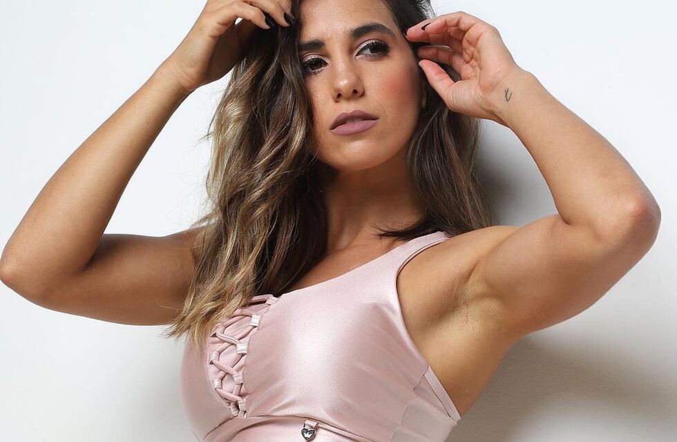 Cinthia Fernández mostró su look de frente y de espaldas con un jugado plano