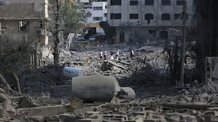 Una vista de los edificios destruidos y los escombros en el barrio de al-Rimal después de los ataques aéreos israelíes en la Franja de Gaza. (Reuters)