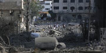 Una vista de los edificios destruidos y los escombros en el barrio de al-Rimal después de los ataques aéreos israelíes en la Franja de Gaza. (Reuters)