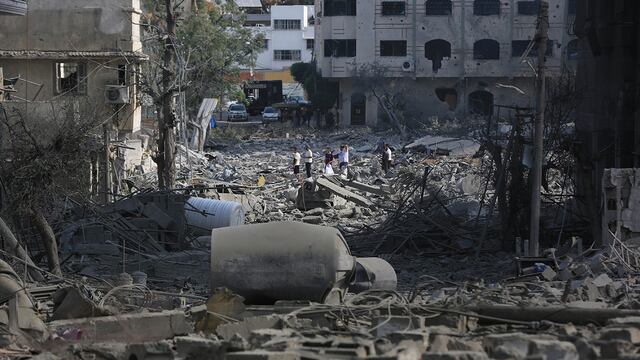 Una vista de los edificios destruidos y los escombros en el barrio de al-Rimal después de los ataques aéreos israelíes en la Franja de Gaza. (Reuters)