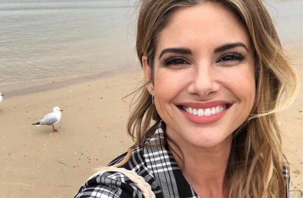 Alessandra Rampolla se sacó una selfie sin corpiño desde su balcón e incendió Instagram