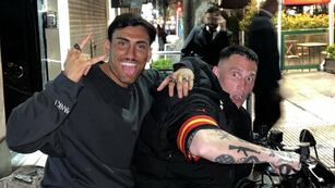 Tomás Holder disfrutó de la noche porteña y realizó un particular baile.