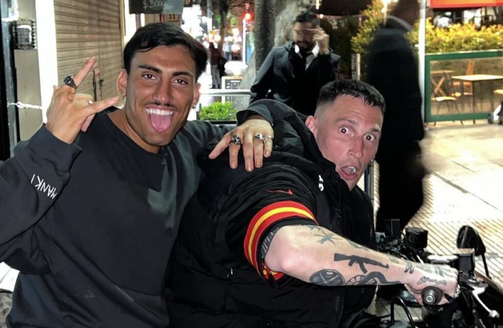 Tomás Holder disfrutó de la noche porteña y realizó un particular baile: “El eléctrico”