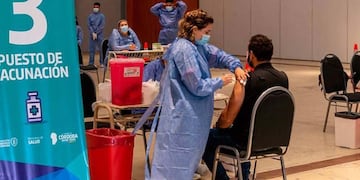 El 83 por ciento de la población adulta de Córdoba ya recibió una dosis contra el COVID-19 (La Voz).