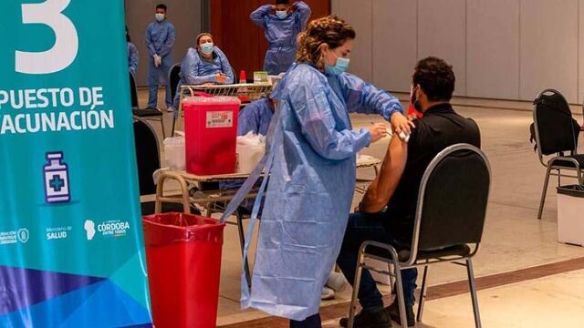 El 83 por ciento de la población adulta de Córdoba ya recibió una dosis contra el COVID-19 (La Voz).