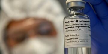 A diferencia de las vacunas, el desarrollo de tratamientos contra el coronavirus marcha más lento. (AP)