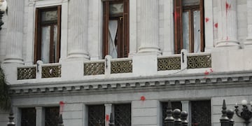 Los manifestantes de la izquierda destrozaron el despacho de la vicepresidenta Cristina Kirchner.