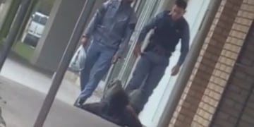 Fragmento del vídeo dónde se ve a los efectivos maltratando al hombre en situación de calle.