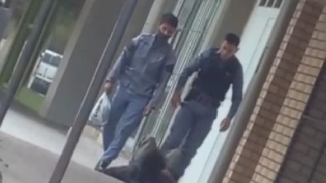 Fragmento del vídeo dónde se ve a los efectivos maltratando al hombre en situación de calle.