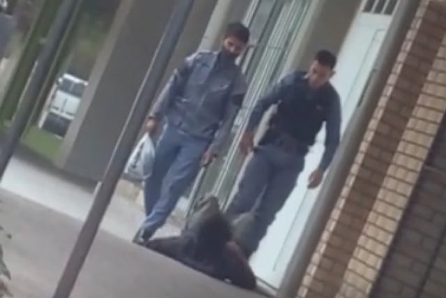 Fragmento del vídeo dónde se ve a los efectivos maltratando al hombre en situación de calle.
