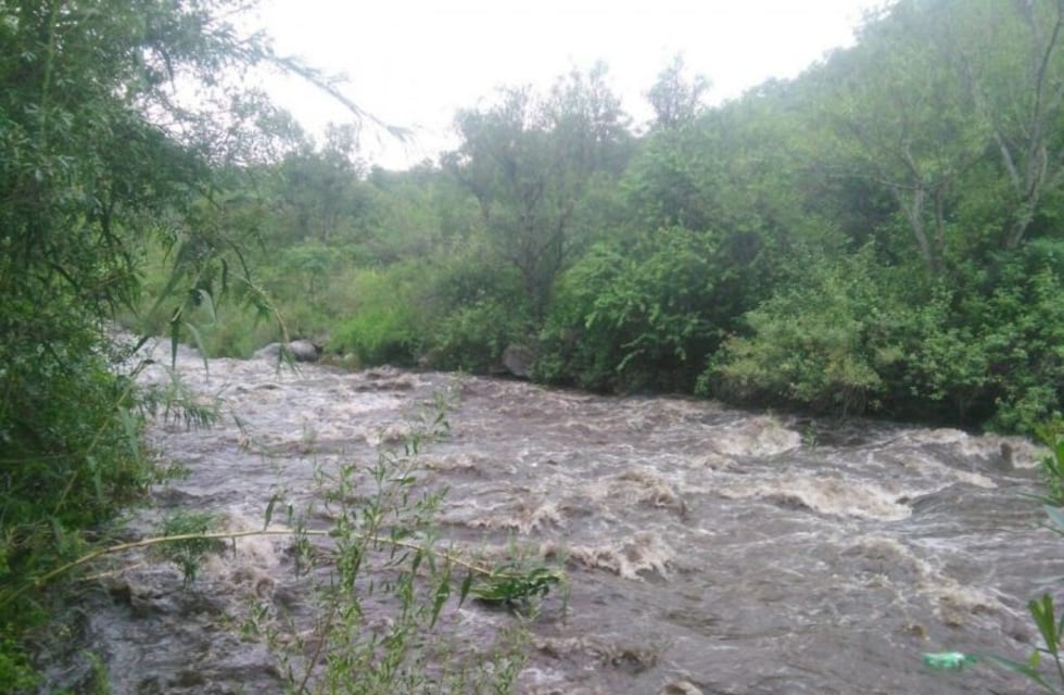 Dos personas fueron arrastradas por la fuerte crecida del río El Tala