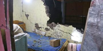 LIM02\u002E AREQUIPA (PERÚ), 15/08/2016\u002E- Fotografía cedida por la Agencia Estatal Andina, del domingo 14 de agosto de 2016, que muestra el interior de una vivienda dañada por el sismo ocurrido en la región Arequipa, en el sur de Perú\u002E Al menos 4 muertos y 30 heridos dejó un terremoto de magnitud 5,2 en la escala abierta de Richter que se sintió durante la noche del domingo en la provincia de Caylloma, en la región Arequipa, en el sur de Perú, informó hoy el Instituto Nacional de Defensa Civil (Indeci)\u002E EFE/Agencia Andina/SOLO USO EDITORIAL peru arequipa peru terremoto en la region de arequipa desastres naturales terremotos
