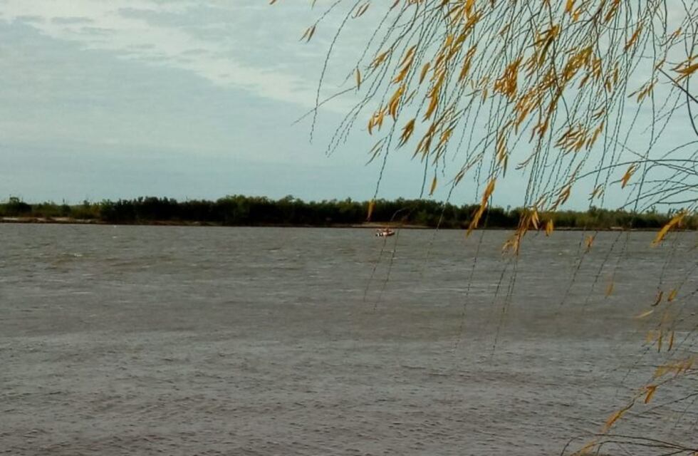 La búsqueda en el Paraná se trasladó hacia el sur y hallaron una mochila de los desaparecidos