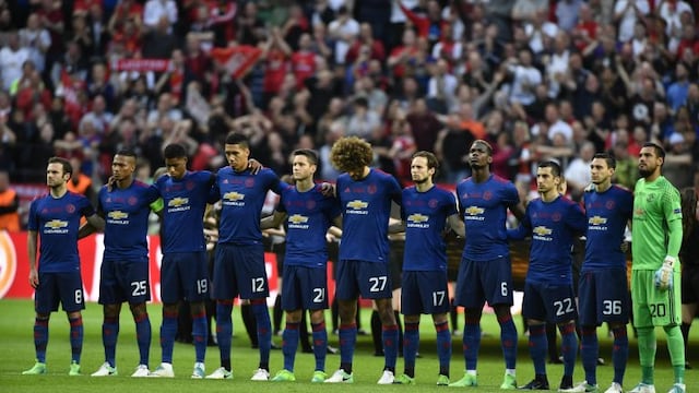 MOU63 ESTOCOLMO (SUECIA) 24/05/2017.- Los futbolistas del Manchester United guardan un minuto de silencio en memoria de las vu00edctimas del atentado terrorista del pasado 22 de mayo en Manchester, antes de disputar la final de la Liga Europa ante el Ajax de u00c1msterdam en estadio Friends Arena de Estocolmo (Suecia), hoy, 24 de mayo de 2017. EFE/Peter Powell