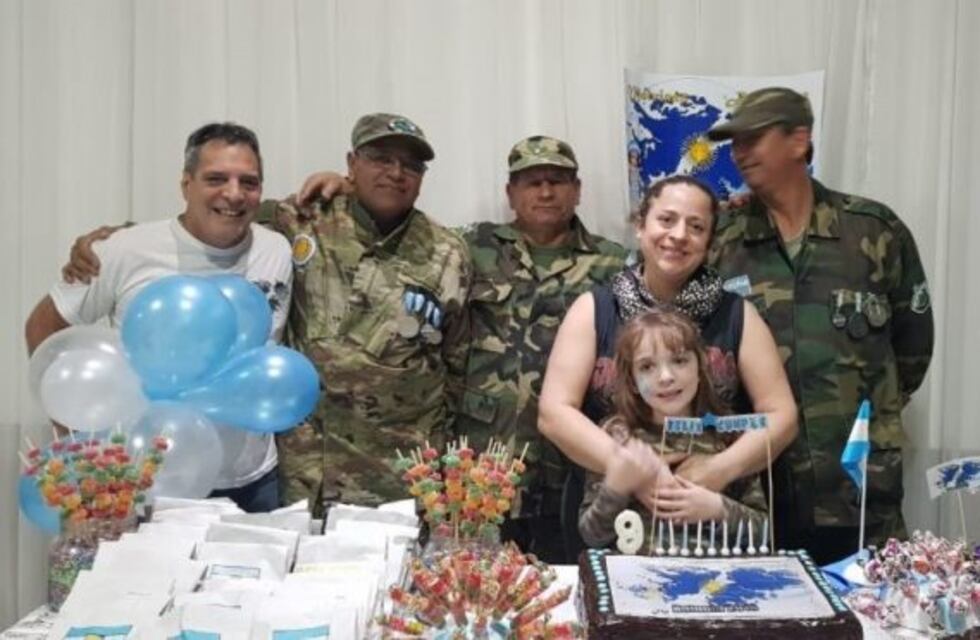 Cumpleaños temático: una niña pidió festejar su cumple con excombatientes