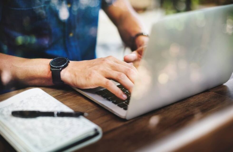 Vendía títulos secundarios por Facebook y fue detenido